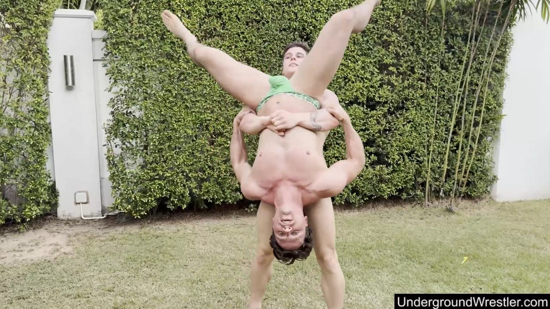 MUSCLE BATTLE - VLAD (Black) VS ANTON (Green)